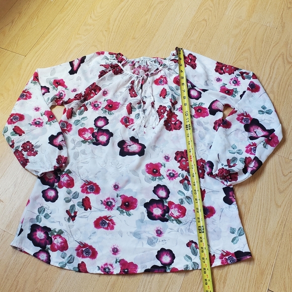 Daisy Fuentes Woman's Size M, Long Sleeve Chiffon Floral Blouse. - Picture 3 of 7